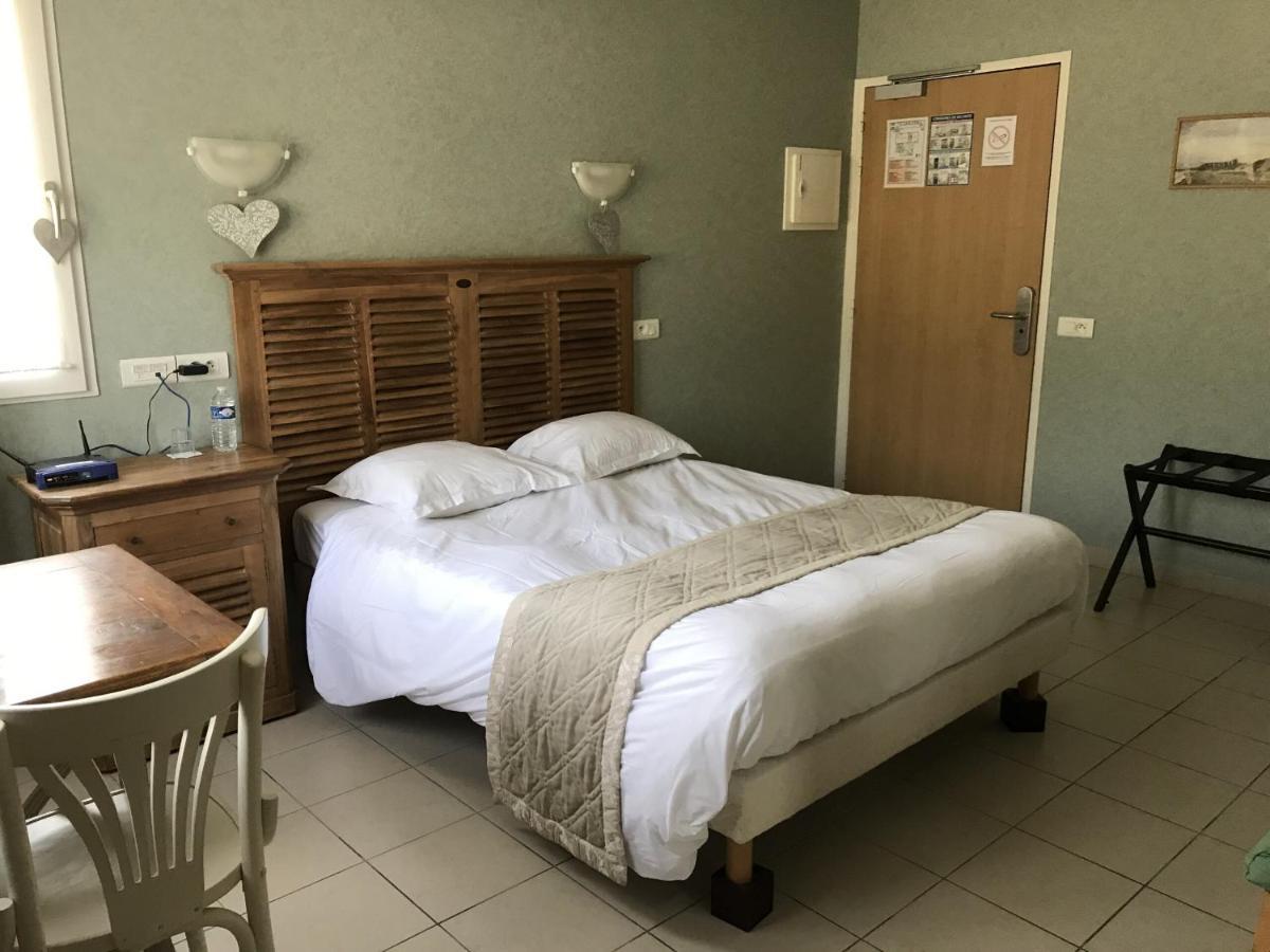 Logis Auberge De Carolles Zimmer foto