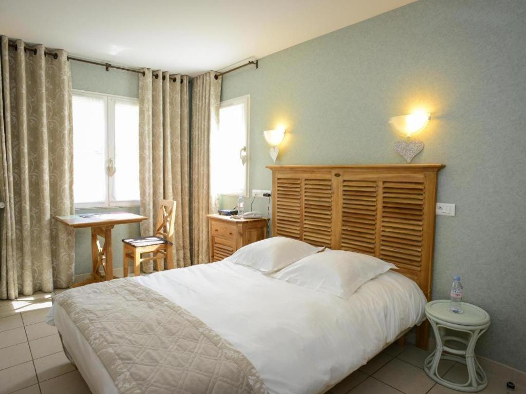 Logis Auberge De Carolles Zimmer foto